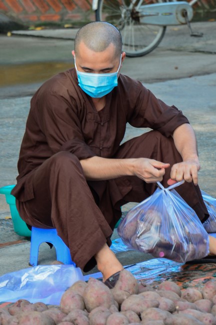 Continuing to support people in need in the Covid-19 pandemic of Hoang Phap Pagoda (series 2)